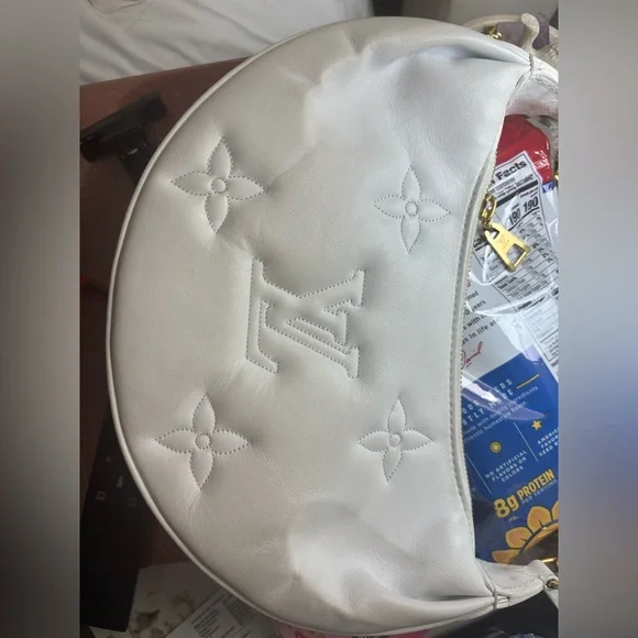 Louis Vuitton White Shoulder Bag with Gold Chain - Picture 10 of 11